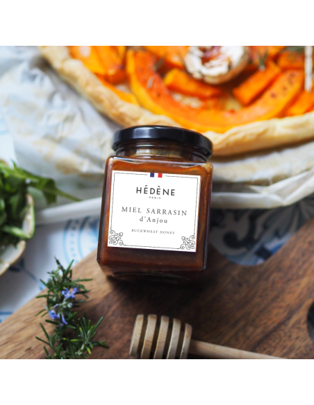 Miel foncé aux arômes riches de caramel et réglisse, sans amertume.