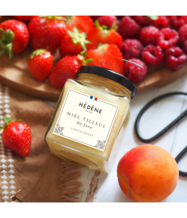 Miel de tilleul aux arômes mentholés, parfait pour boissons chaudes.