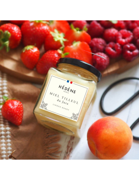 Miel de tilleul aux arômes mentholés, parfait pour boissons chaudes.