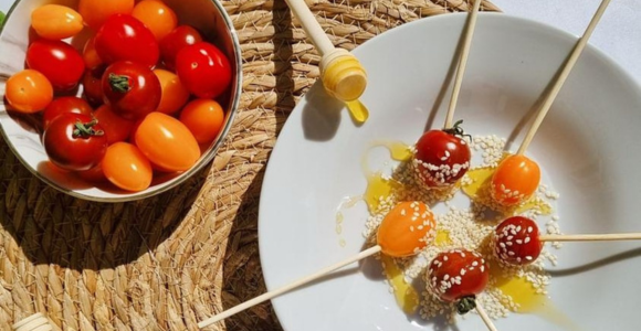 Tomates cerise façon pommes d'amour au miel et sésame